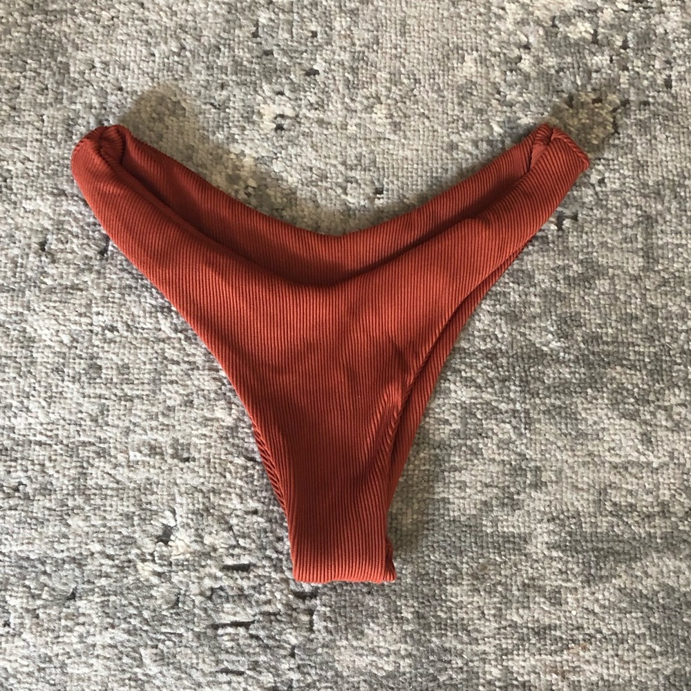 Kulani Kinis rib V high leg bikini bottom in rust